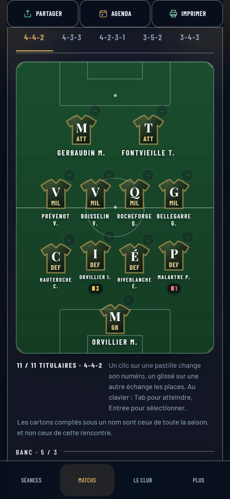 Écran réel de composition Kickalys : onze joueurs sur un terrain en 4-4-2, avec des données de démonstration.